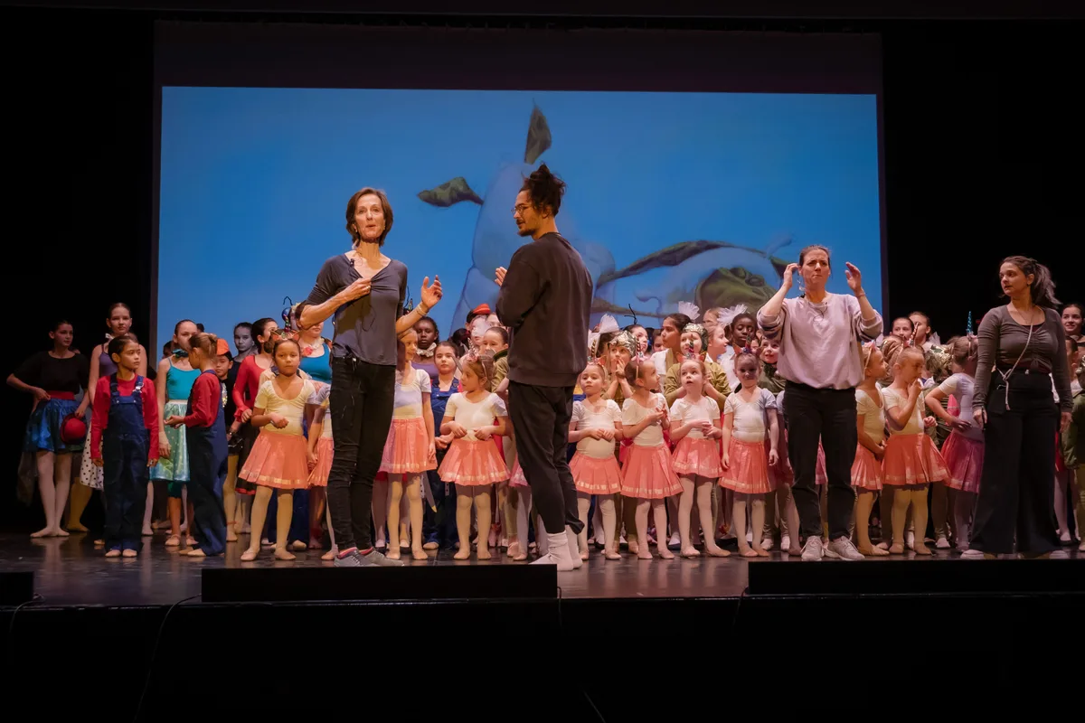 Eva Gasser mit Ihrem gesamtem Team während der Hauptprobe im Stadthofsaal Uster.